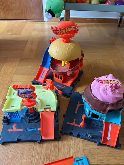 Hot Wheels bilstationer med banor