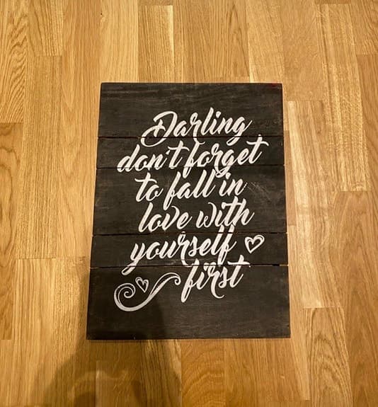Tavla/träskylt med text Darling don’t forget to fall in love with yourself first