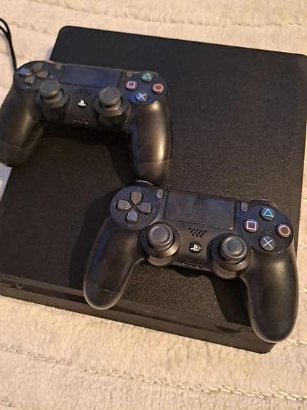 Sony Playstation 4 spelkonsol med handkontroller