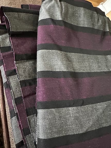 Randigt tyg i lila och grått