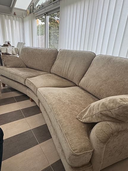 Veronica (typ Oxford), Lyxig 4-sits soffa med fotpall