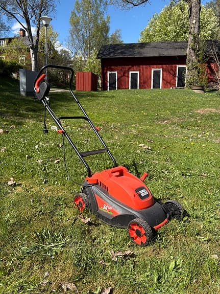 Black & Decker elgräsklippare röd/svart