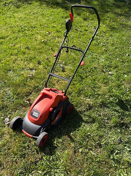 Black & Decker elgräsklippare röd/svart