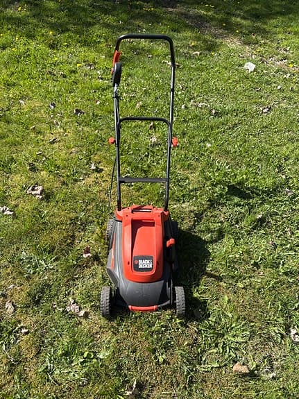 Black & Decker elgräsklippare röd/svart