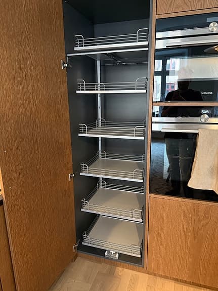 Utdragbar skåpinredning till köksskåp/skafferi