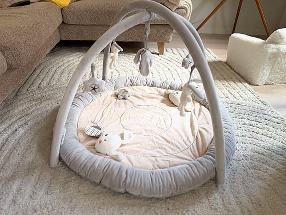 Babygym / lekmatta i mjuka neutrala färger