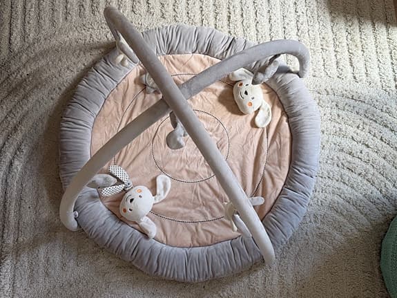 Babygym / lekmatta i mjuka neutrala färger
