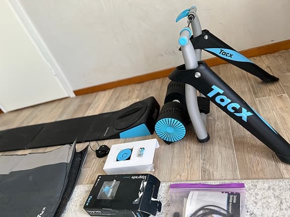 🚴 ♂️ Tacx Flux Smart  Interaktiv cykeltrainer Mycket fint skick sparsamt använd