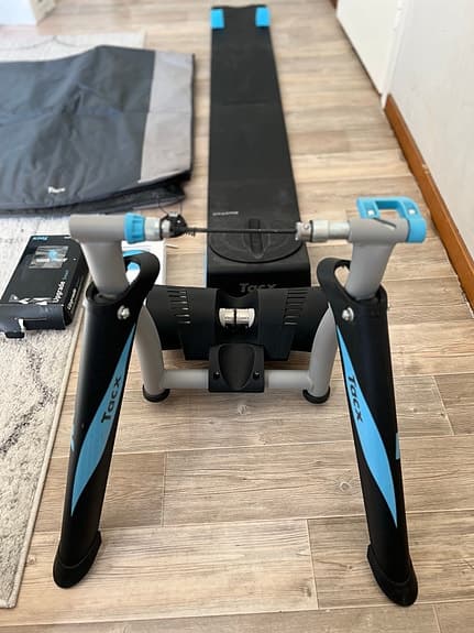 🚴 ♂️ Tacx Flux Smart  Interaktiv cykeltrainer Mycket fint skick sparsamt använd