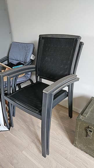 2 stapelbara grå utestolar