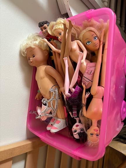Barbie dockor med rosa låda