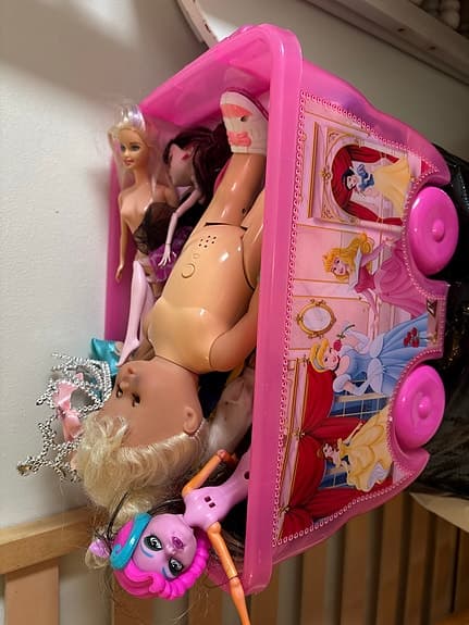 Barbie dockor med rosa låda