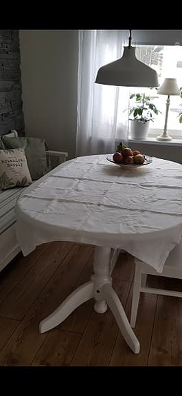 Vitt ovalt matbord med iläggsskiva