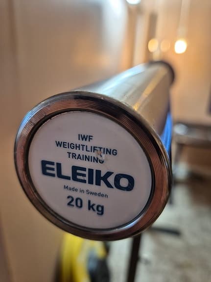 Eleiko skivstång 20 kg med viktskivor och Classic Squat Stand