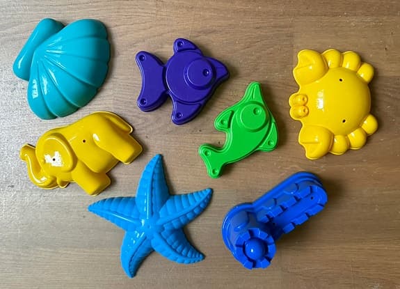 20-delars set med strandleksaker till sandlådan samt en vattenpistol