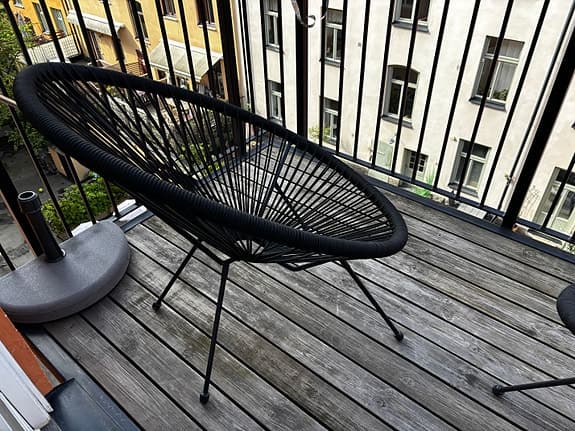 Svart utefåtölj för balkong/uteplats