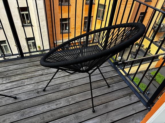 Svart utefåtölj för balkong/uteplats