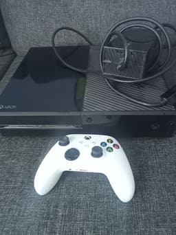 Xbox one, handkontroll, två games