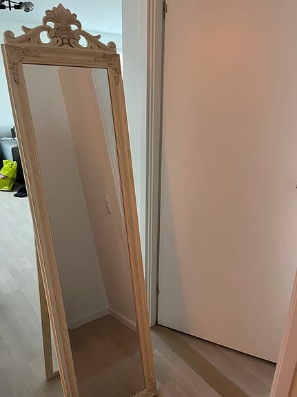 Helkroppsspegel med dekorativ ram