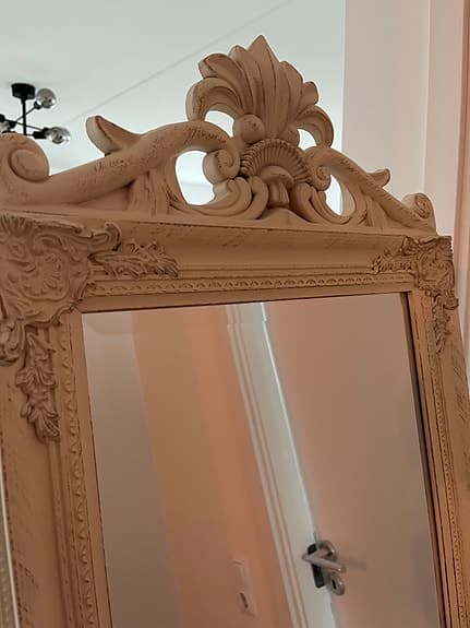 Helkroppsspegel med dekorativ ram