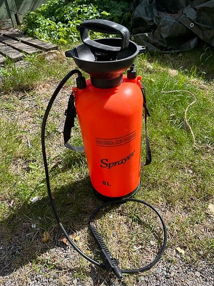 Tryckspruta 8L orange för trädgård