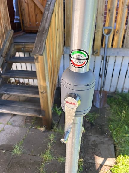 Brafab större parasoll med fot och vevfunktion som går att vinkla