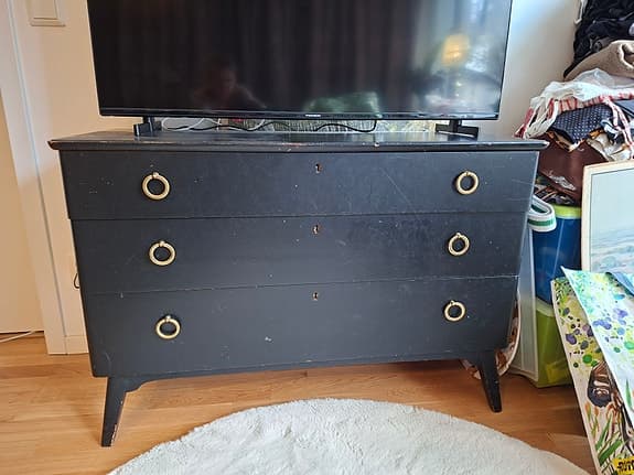 Charmig Retro byrå med fina handtag/beslag
