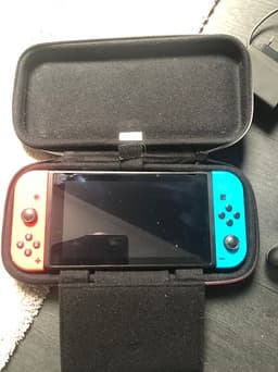 Nintendo Switch spelkonsol med neonröda och neonblå Joy-Con