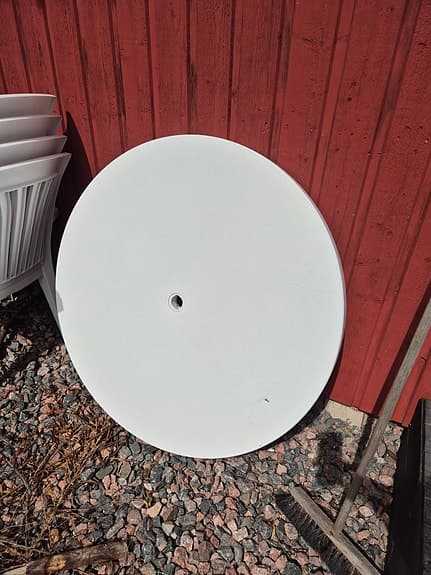 Trädgårdsbord, 4 stolar, parasoll med fot samt 4 dynor