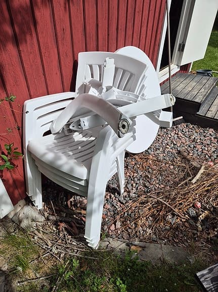 Trädgårdsbord, 4 stolar, parasoll med fot samt 4 dynor