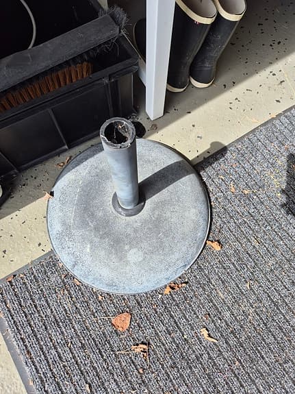 Trädgårdsbord, 4 stolar, parasoll med fot samt 4 dynor