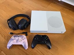 Microsoft Xbox One spelkonsol med två handkontroller och headset