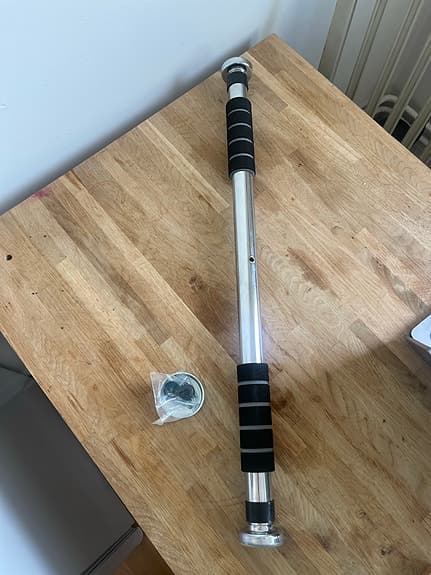 Dörrtrapets / Pull up bar i metall med skruvfästen