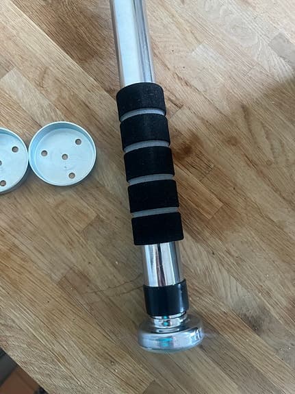 Dörrtrapets / Pull up bar i metall med skruvfästen