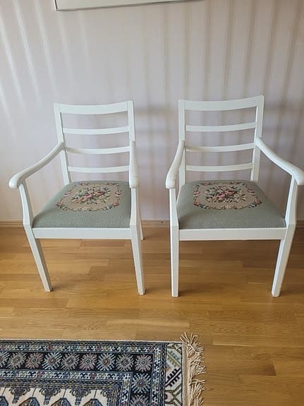 2 st Stolar med motiv på sitsen