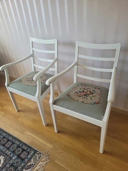 2 st Stolar med motiv på sitsen