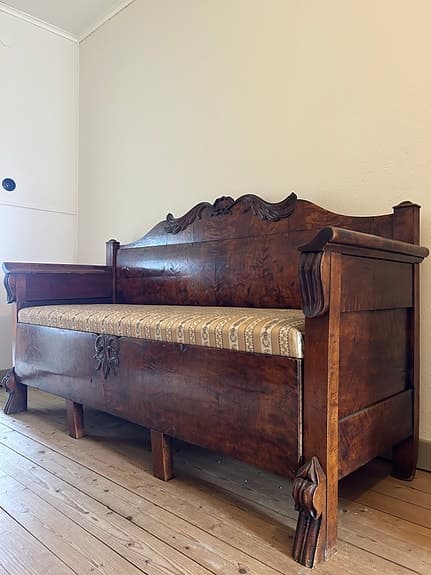 Antik dagbädd i empirestil / allmogesoffa