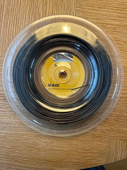 Luxilon 4G Black tennissena svart
