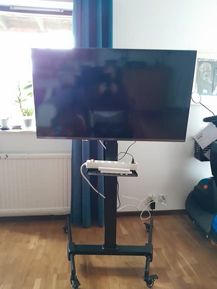 Nytt svart tv-ställ