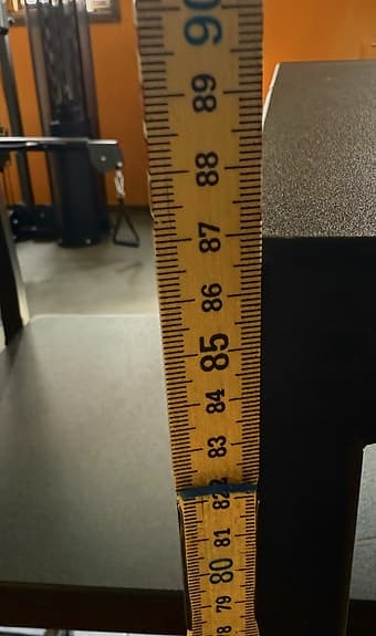 Barbord med två höga stolar i pulverlackerat stål