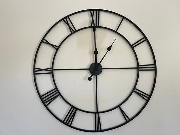Väggklocka svart metall med romerska siffror