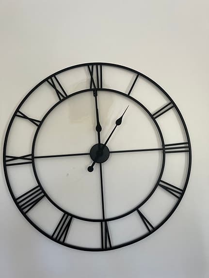 Väggklocka svart metall med romerska siffror