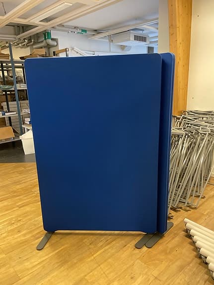 Blå ljudisolerande/rumsavdelare / skärmvägg