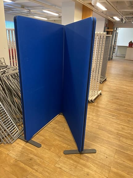 Blå ljudisolerande/rumsavdelare / skärmvägg