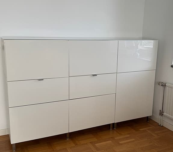 Vit byrå / sideboard / skänk / skåp högglans IKEA