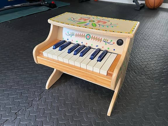 My first piano 🎹 leksakspiano trä