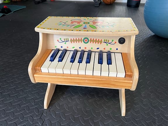 My first piano 🎹 leksakspiano trä