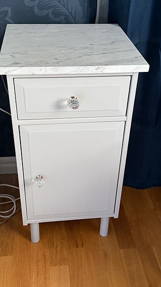 Sängbord med Carerra marmor.