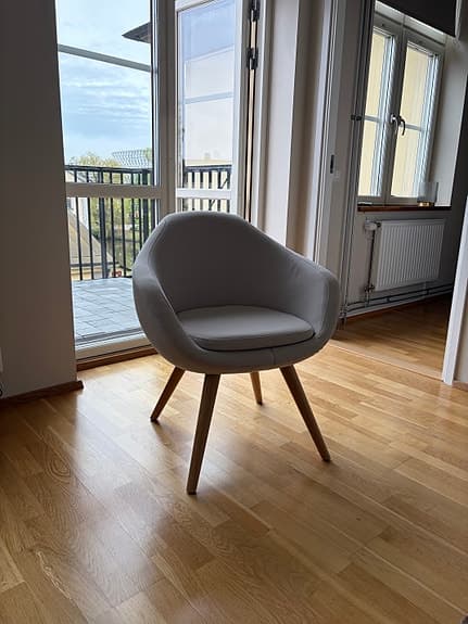 Beige / Benvit stol