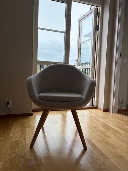Beige / Benvit stol